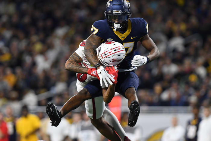 Quinyon Mitchell breaks up a pass